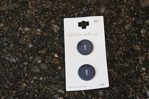 Vintage 1990s Streamline 5/8" Black Buttons