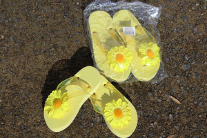 Vintage Yellow Sunflower Girl's Size 8 Flip Flops
