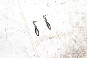 Vintage Beautiful & High-Quality Silver Metal Teardrop Pierce Earrings