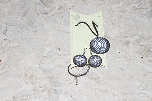 Vintage Fashion Jewelry Raised Disc Black & White Circles Necklace & Earring Set