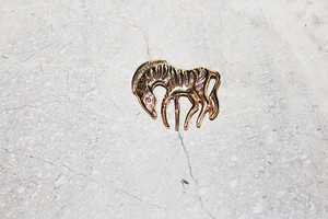 Vintage Gold Tone Metal Zebra Pin Brooch (Beautiful Shiny Gold Tone)