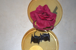 Vintage Scunci Red Burgundy Rose Pony Holder & Claw Comb Set