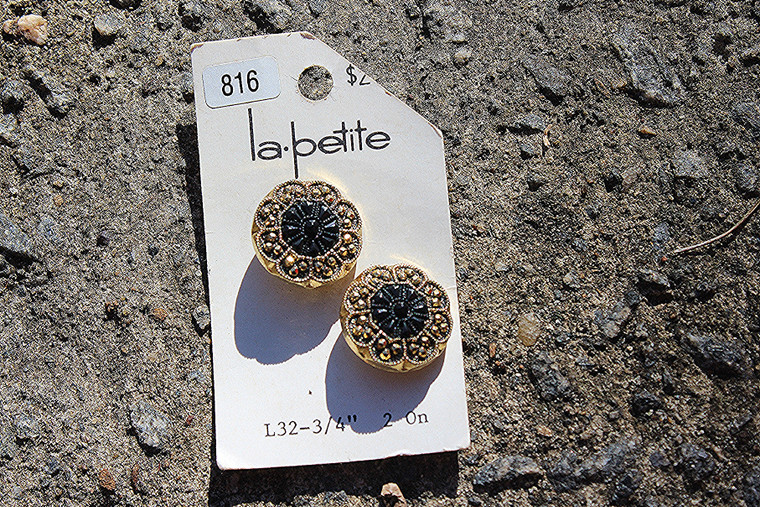Vintage 1990s La Petite #816 3/4" Black & Gold Inset Button