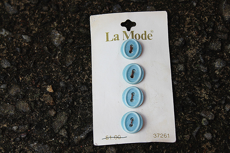 Vintage 1990s Streamline 1/2" Oval Sky-Blue Buttons