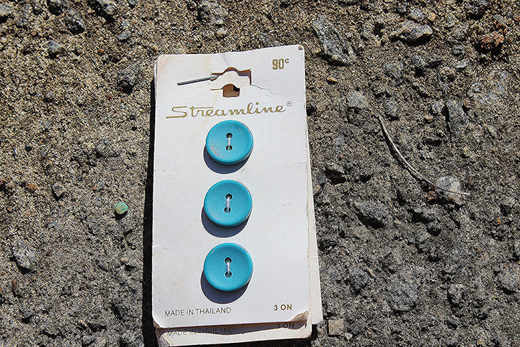 Vintage 1990s Streamline 1/2" Aqua Buttons
