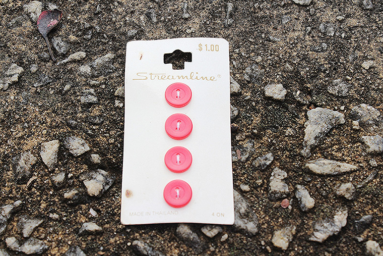 Vintage 1990s Streamline 1/2" Red Buttons