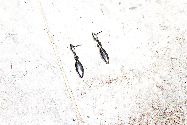 Vintage Beautiful & High-Quality Silver Metal Teardrop Pierce Earrings