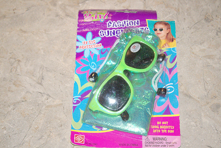 Post Vintage Trendy Girl Fashion UV Retro Square Green Sunglasses & Carrying Pouch