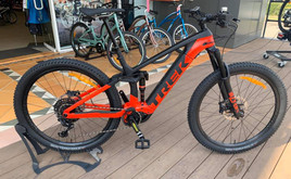 Trek Rail 9.8 is on the floor