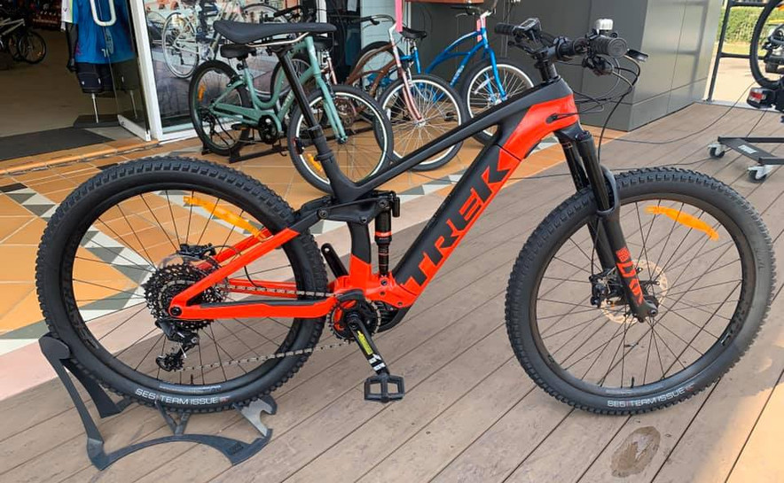Trek Rail 9.8 is on the floor