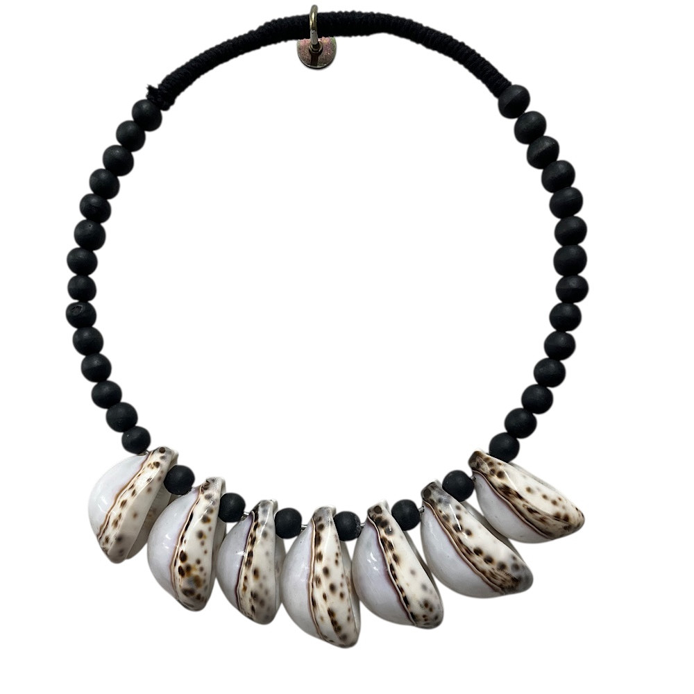Shell decorative necklace wall hanging
Colour : Black/White/Natural
Height 33cm x 27cm width