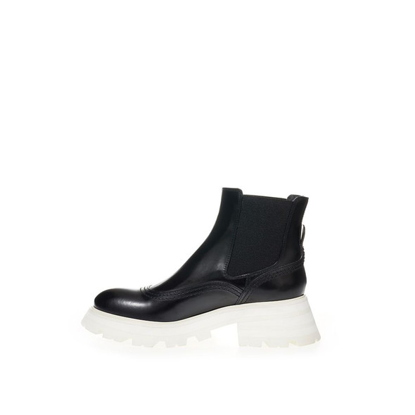 Alexander McQueen Elegant Leather Boots in Timeless Black Alexander McQueen Elegant Leather Boots in Timeless Black