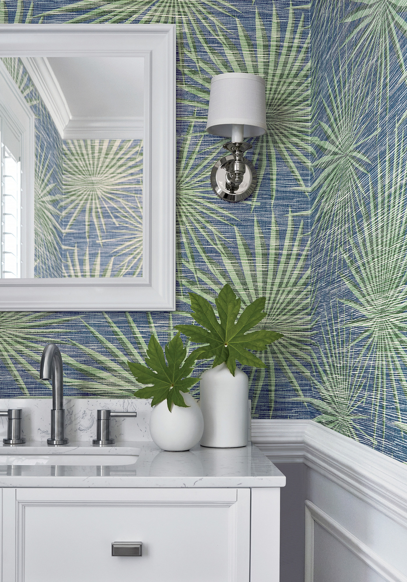 Linear Textured Tropical Leaf Vinyl Navy Green Wallpaper | Thibaut Palm
