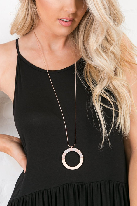 Carlee Circle Necklace in Pink