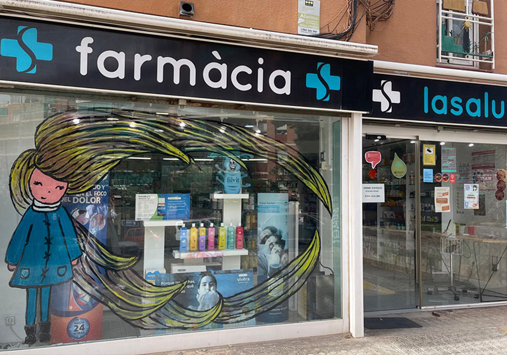 Fachada de la farmacia la salut en Badalona