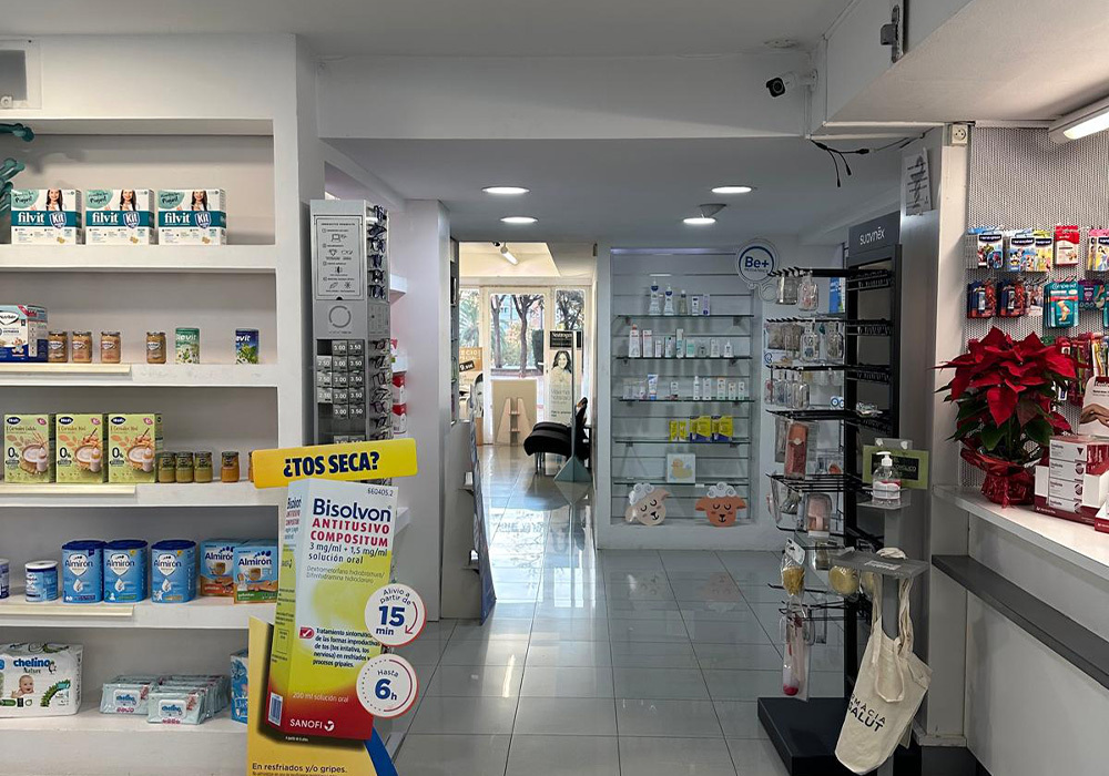 Interior de la farmacia la salut en Badalona