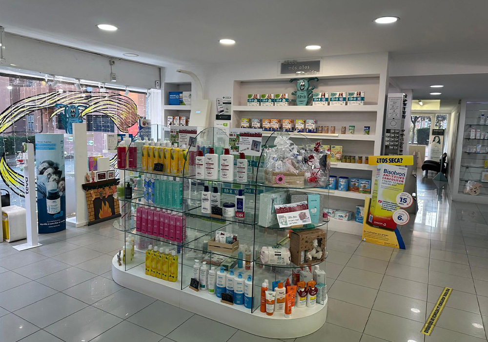 Interior de la farmacia la salut en Badalona