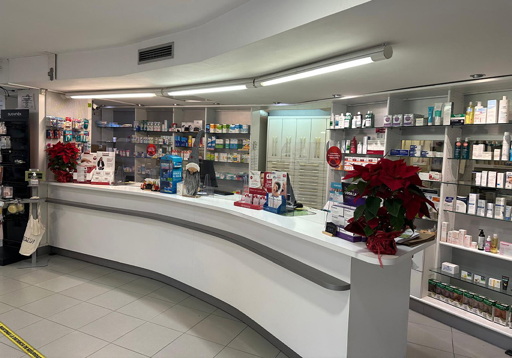 Mostrador de la farmacia la salut en Badalona