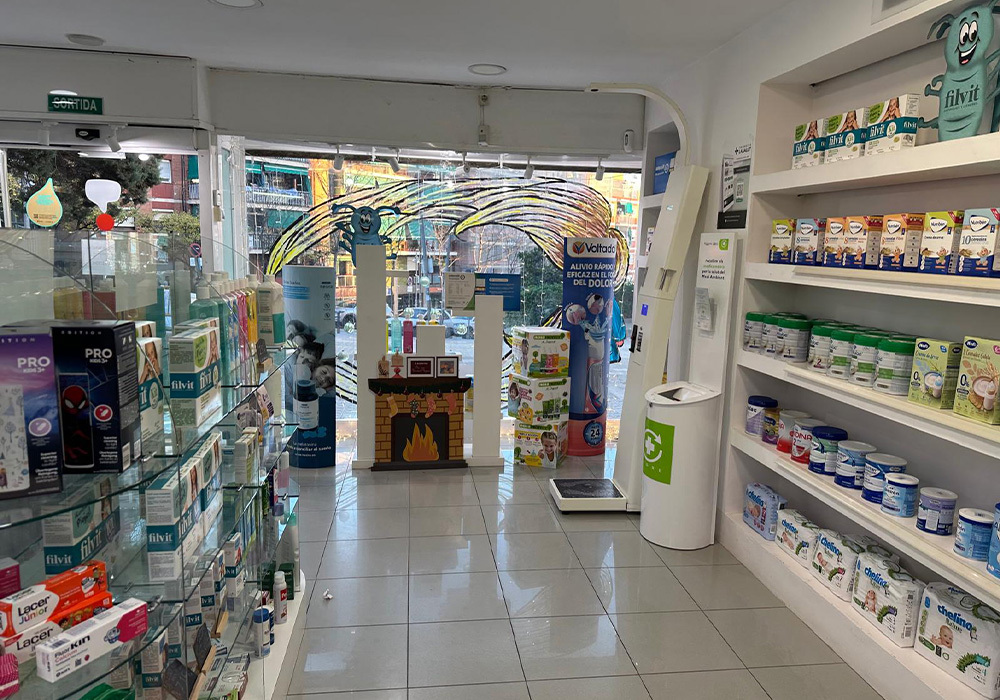 Interior de la farmacia la salut en Badalona