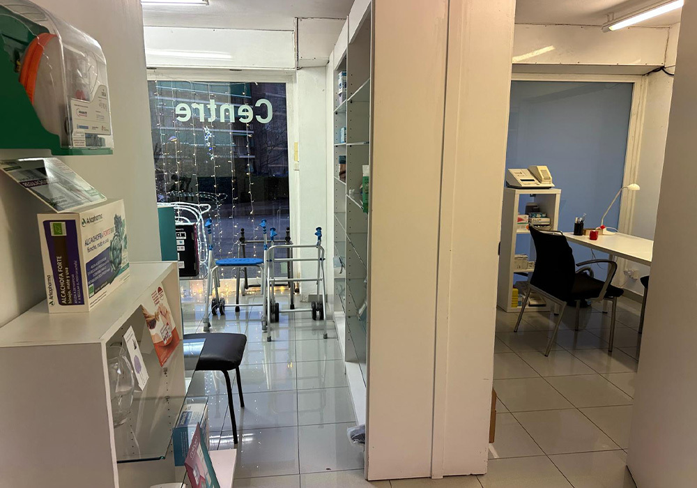 Interior de la farmacia la salut en Badalona