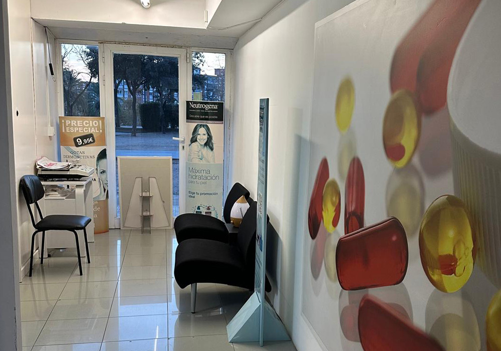 Interior de la farmacia la salut en Badalona