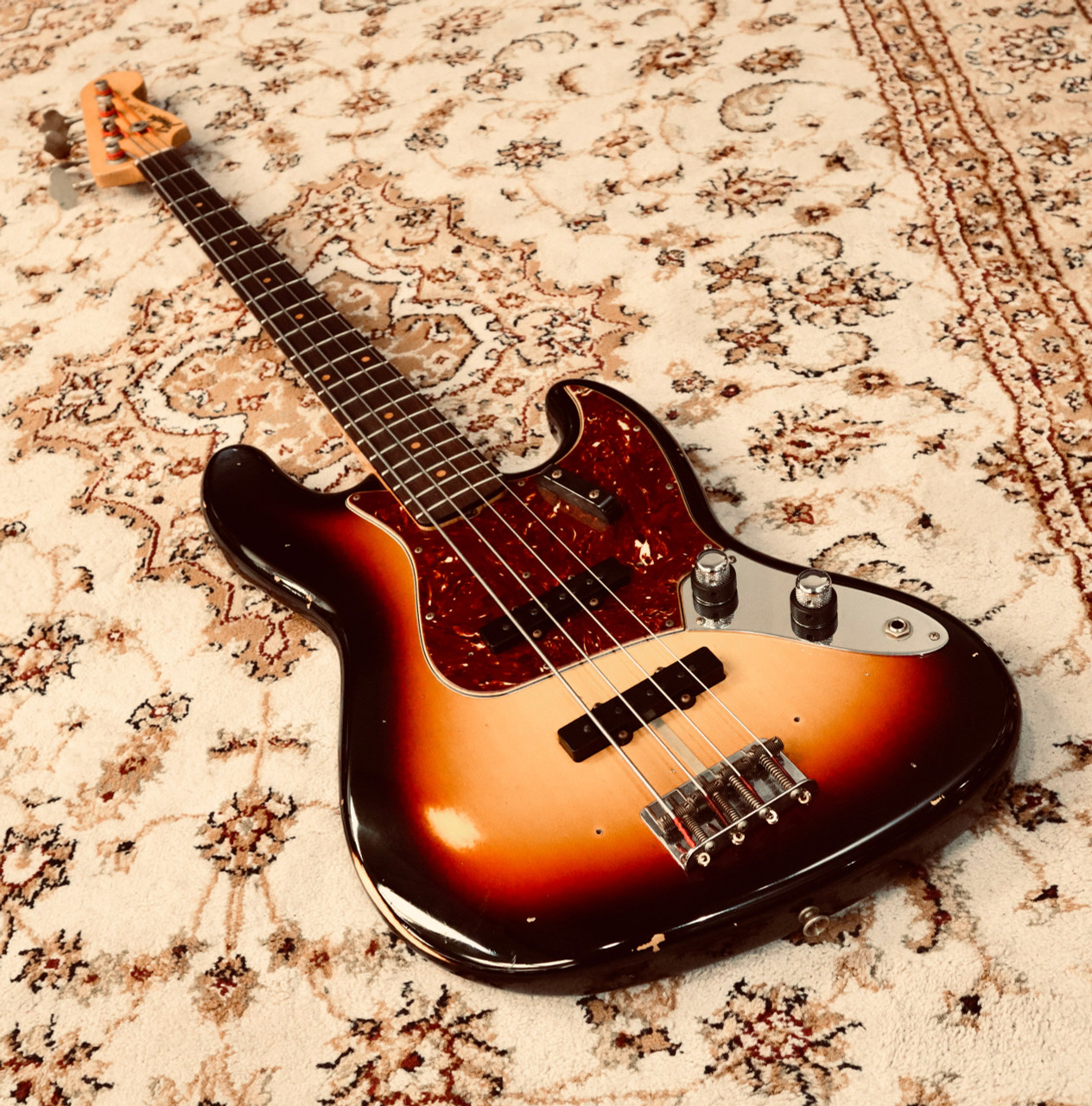 Fender Custom Shop 64 Jazz Bass, Relic, Sunburst with Hard