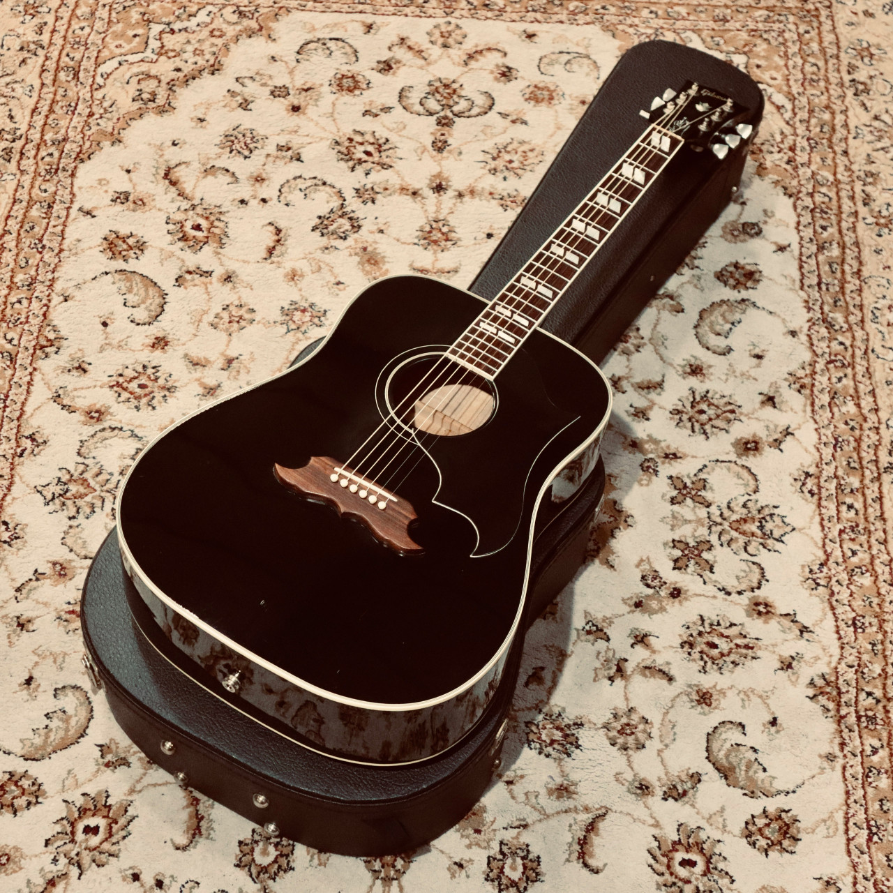 Gibson Elvis Dove Electro Acoustic Guitar with Hard Case (pre
