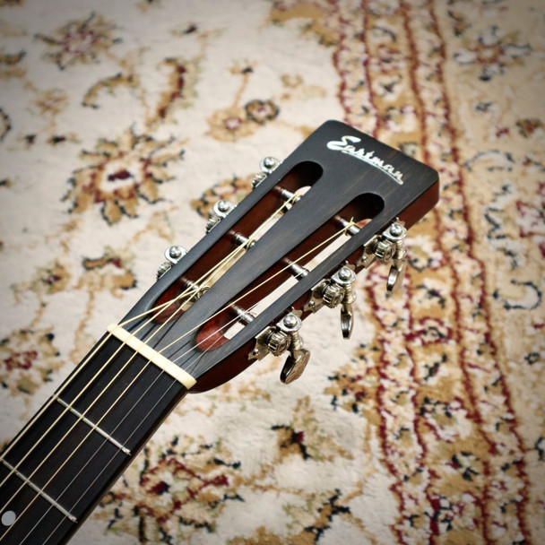 Eastman E10 OO Parlour Acoustic Guitar, Adirondack Top with Hard Case (pre-owned)