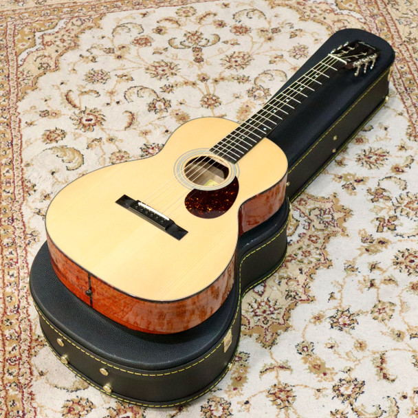 Eastman E10 OO Parlour Acoustic Guitar, Adirondack Top with Hard Case (pre-owned)