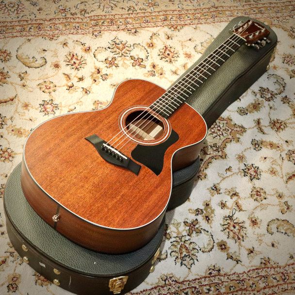 Taylor 322 Acoustic Guitar with Hardcase (pre-owned)