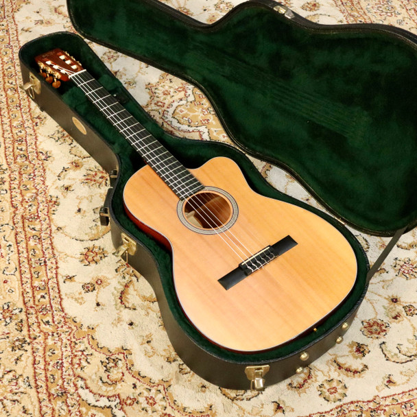 Martin 000C Nylon Electro-Acoustic Guitar, Natural with Hard Case (pre-owned)