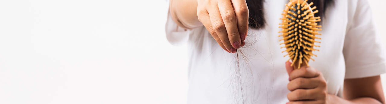 Caduta dei Capelli e Cambio di Stagione: Cause e Rimedi Caduta dei Capelli e Cambio di Stagione: Cause e Rimedi
