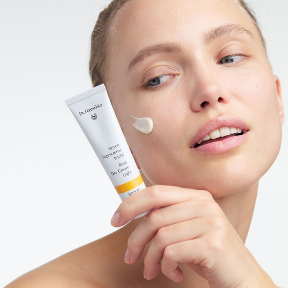 Dr. Hauschka - Crema Alla Rosa Light Giorno Pelle Sensibile e Reattiva Confezione 30 Ml (Scadenza Prodotto 28/11/2026)