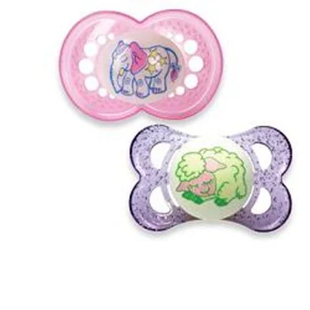 Mam Night Ciuccio 2-6 Mesi Caucciù
Confezione 2 Pezzi

Succhietti ortodontici in caucciù per neonati da 2 a 6 mesi, con tettarella morbida e design fluorescente visibile al buio