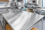 Tables de travail avec tablette en dessous