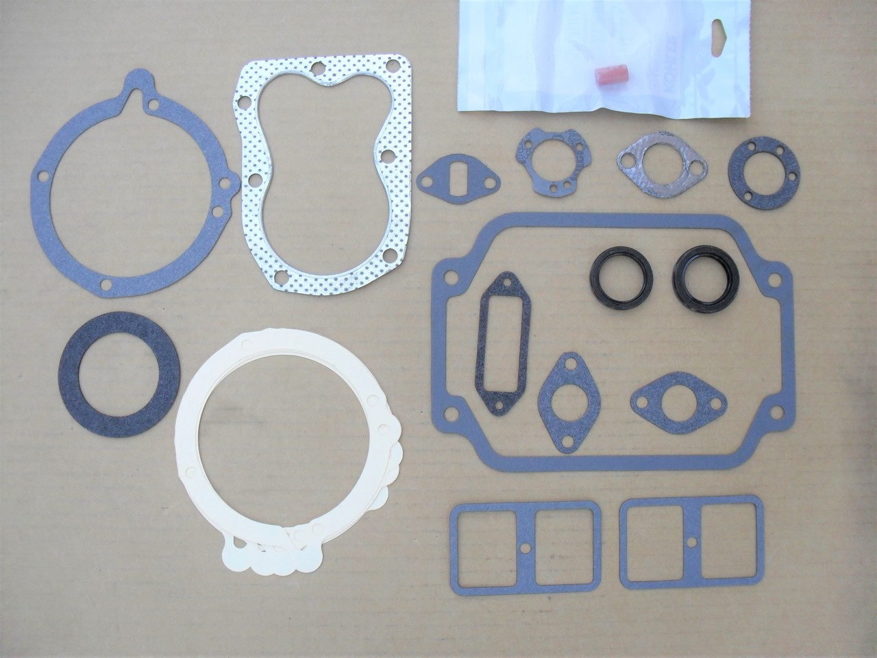 Engine Gasket Set for Gravely K141, K161, K181, 040753, 20676200 Includes oil seals