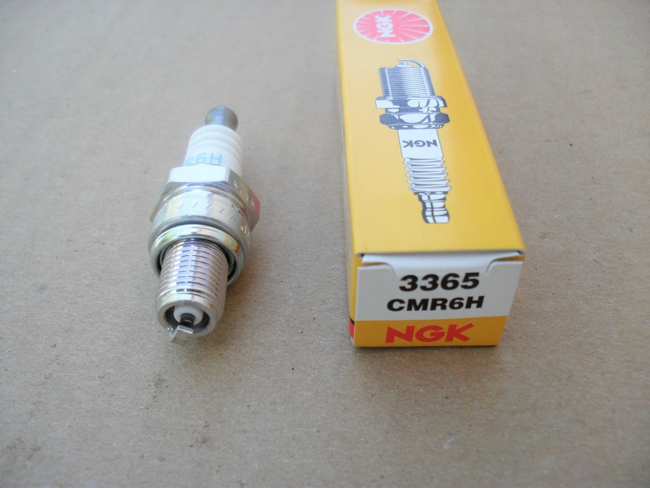 Spark Plug for Stihl BR500, BR550, BR600, FC56, FC70, MS192, 00004007011, 0000 400 7011