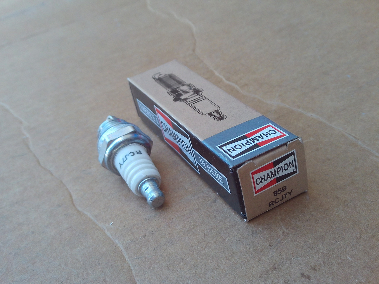 Champion Spark Plug RCJ7Y, 859