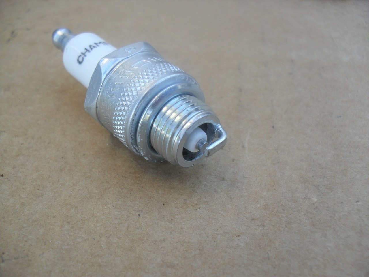 Spark Plug for Briggs and Stratton 293918, 29693, 298809, 391818, 391919, 392588, 394539, 394812, 492167, 492167S, 493944, 5095D, 697451, 796112, 796112S, 796147, 802592, 802592S &