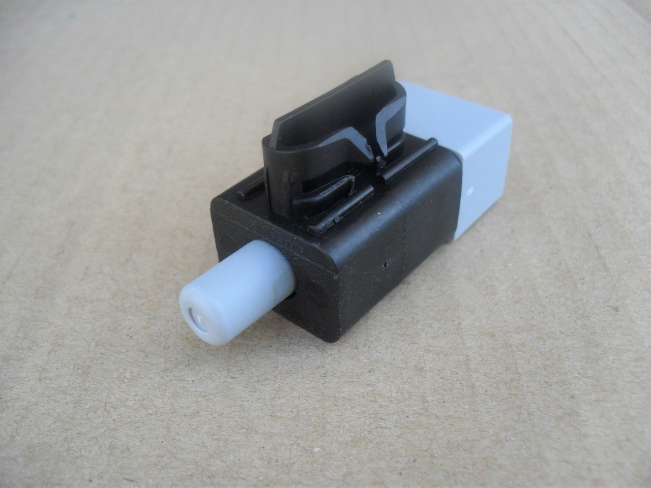 Interlock Safety Switch for John Deere 92H 107H 107S 115 125 135 145 155C 190C D100 D105 D110 D120 D125 D130 D140 D150 D155 D160 D170 G110 L100 L105 L107 L108 L111 L118 L120 L130 LA105 LA115 LA125 LA135 LA145 GY20094