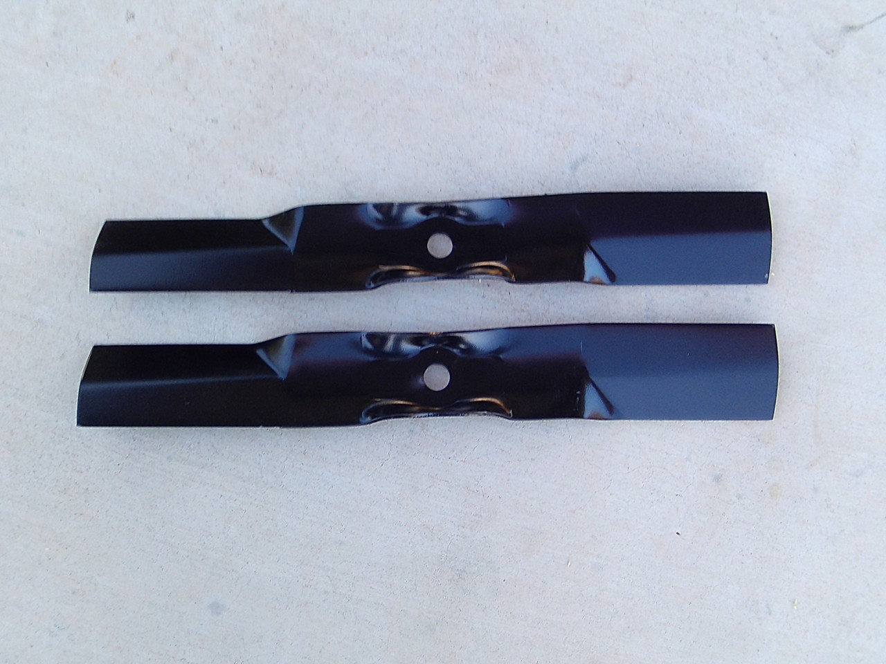Blades for John Deere S220 S240 X330 X350 X350R X354 X380 X590 Z335E Z335M Z345M Z345R 42" Cut GY20683 M170639 UC22008 M170642 M175084 Blade Set of 2