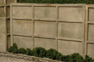 Monroe Models ~ HO Scale ~ Retaining Wall Wood Outside Braced Single Track (2 pcs) ~ 122