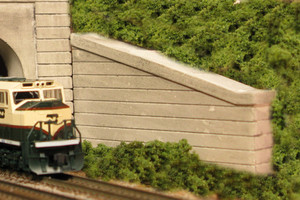 Monroe Models ~ N Scale ~ Abutment Wings Grooved Concrete (2 pcs) ~ 216