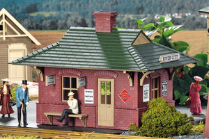 PIKO ~ G Scale ~ River City Station Built-Up Building ~ 62709