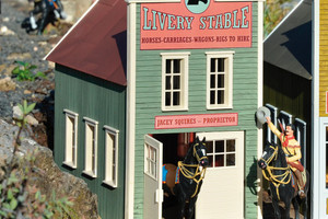 PIKO ~ G Scale ~ River City Squires' Livery Built-Up Building ~ 62714