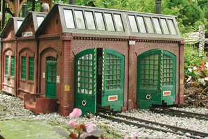 PIKO ~ G Scale ~ Sonneberg Loco Shed Building Kit ~ 62001