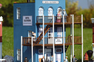 PIKO ~ G-Scale ~ California Hotel, Building Kit ~ 62260
