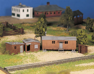 Bachmann ~ O Scale ~ Hobo Jungle (two shack, box car, outhouse) ~ 45983