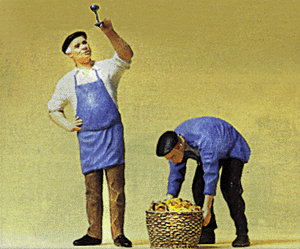 Preiser Kg ~ G Scale ~ Wine Makers ~ Standing w/Glass & Bending w/Basket ~ 45074