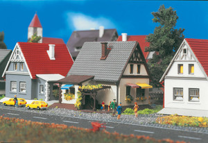 Vollmer Gmbh ~ Z Scale ~ House w/Gray Roof ~ 2-3/8 x 2-1/4 x 2" 6 x 5.8 x 5.2cm ~ 770-49573